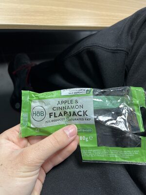 APPLE & CINNAMON FLAPJACK